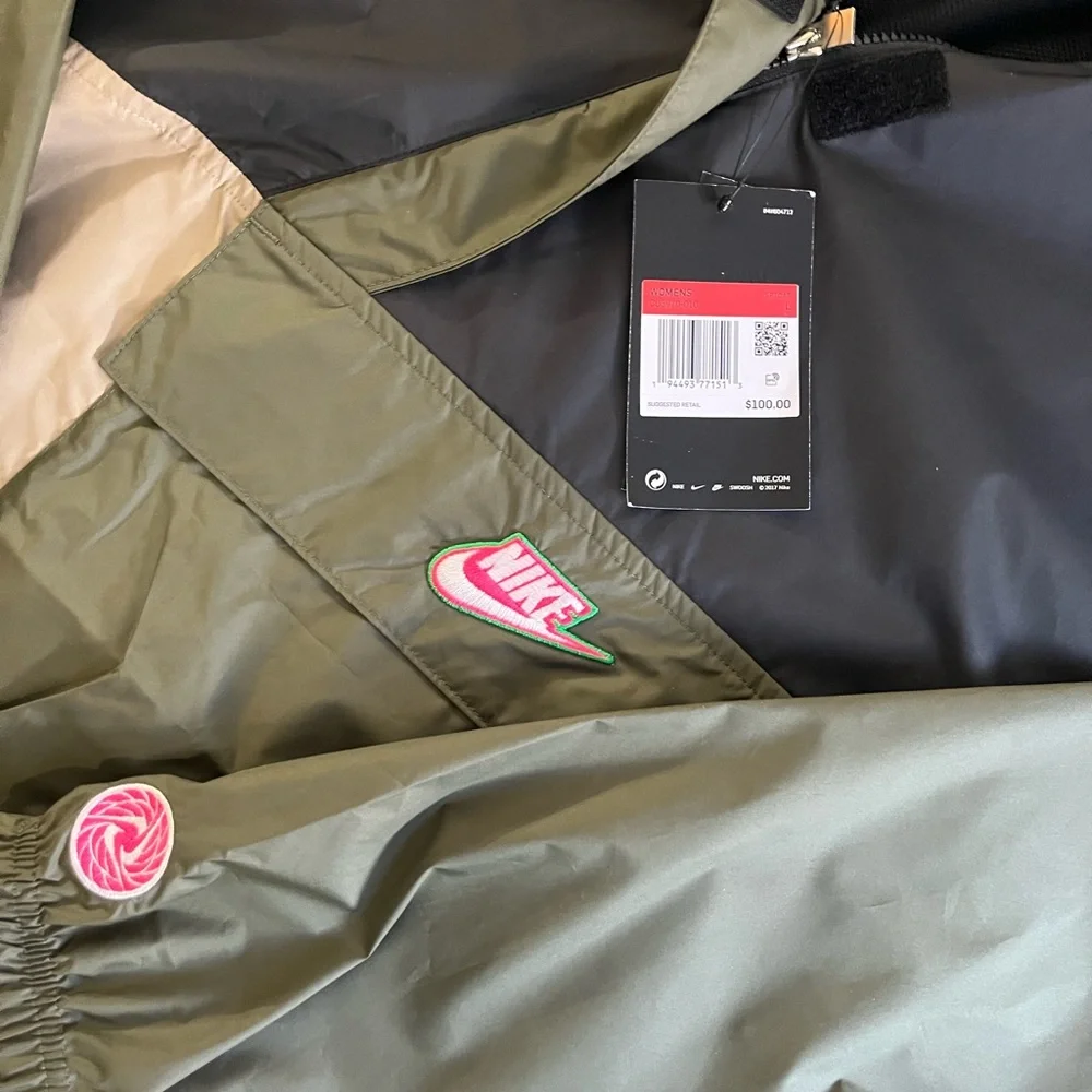 Women’s Nike Black and Green Windbreaker Jacket - Picture 2 of 7